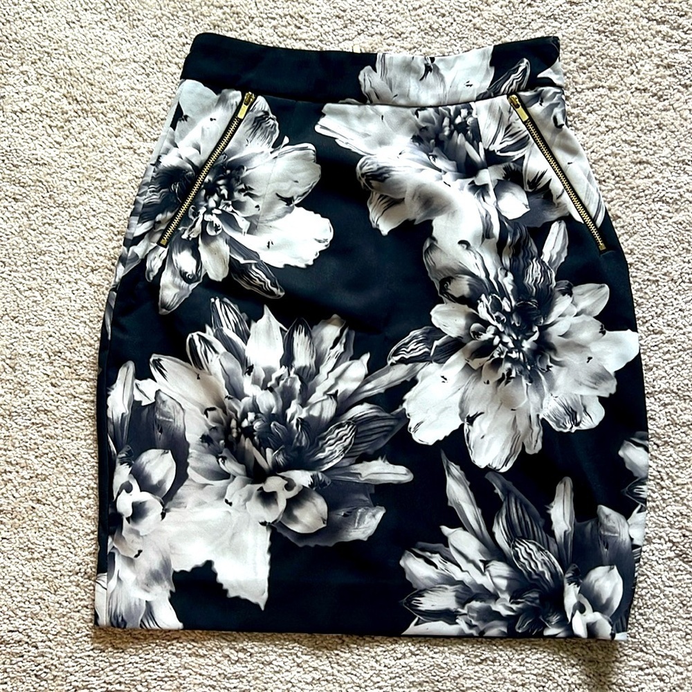 H&M Floral Elegance: Black and White Skirt with Gold Zipper Pockets